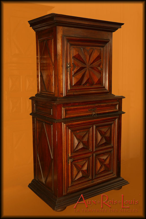 Two-tier walnut dresser – Louis XIII – from the Périgord region of France