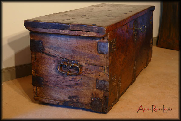 Walnut travelling chest – 17ᵗʰ century – Southern France