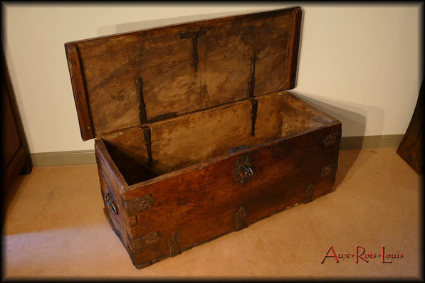 Walnut travelling chest – 17ᵗʰ century – Southern France