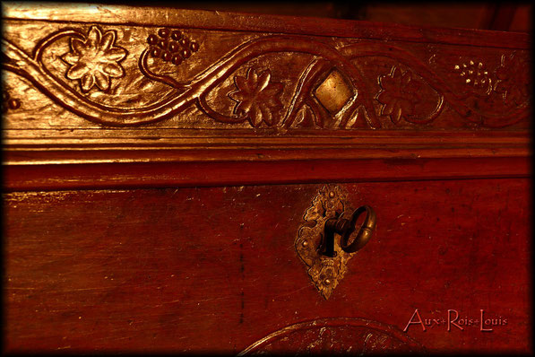 Walnut wood chest – 18ᵗʰ century – Bordeaux Region