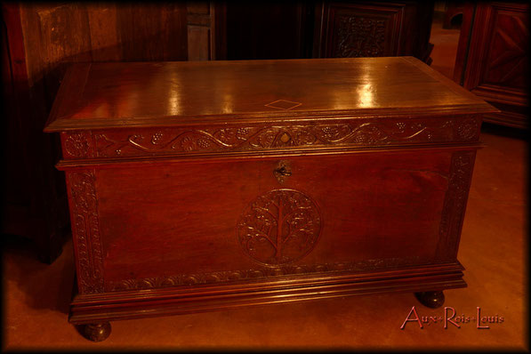 Walnut wood chest – 18ᵗʰ century – Bordeaux Region