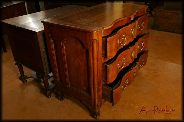 18ᵗʰ century cherrywood commode – South West of France