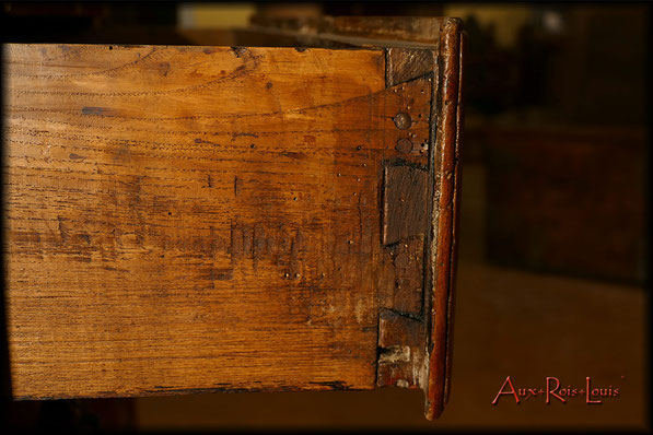 Curved commode in walnut – 18ᵗʰ century – South West of France