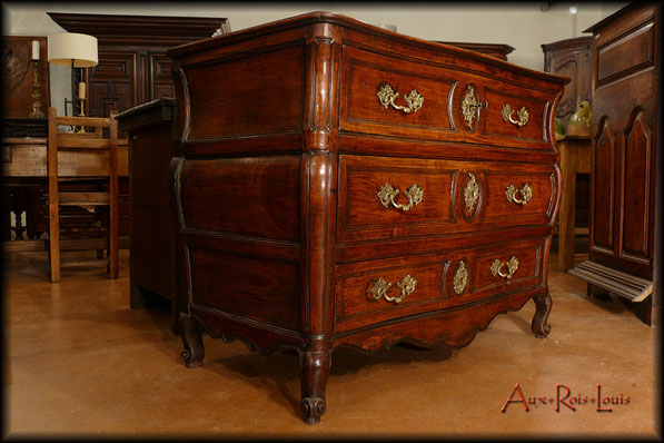 Curved commode in walnut – 18ᵗʰ century – South West of France