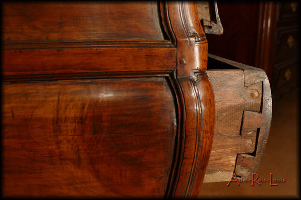 Curved commode in walnut – 18ᵗʰ century – South West of France