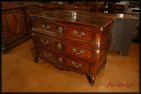 Curved commode in walnut – 18ᵗʰ century – South West of France