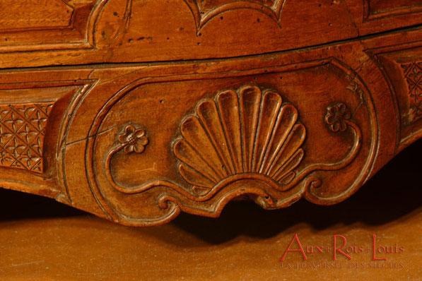 Commode galbée à quatre tiroirs, en noyer, XVIIIᵉ siècle
