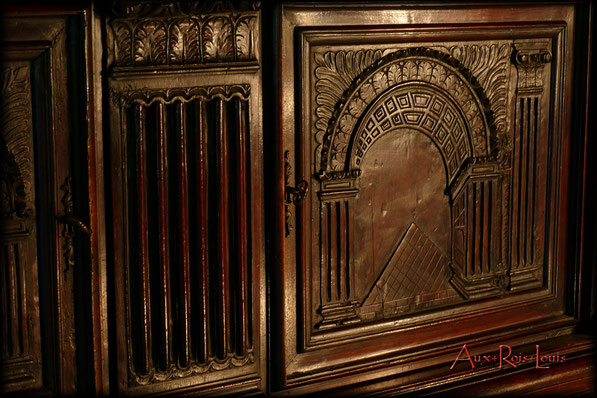 Walnut sideboard – Renaissance – 17ᵗʰ century – Trompe l’œil panels on top doors.
