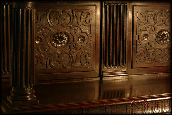 Walnut sideboard – Renaissance – 17ᵗʰ century – Offering a collection of Renaissance style decorations.