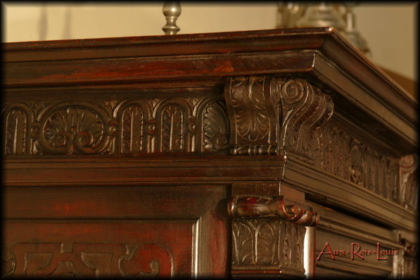 Walnut sideboard – Renaissance – 17ᵗʰ century – Top and bottom horizontal crosspieces enhanced with palmettos and shells.