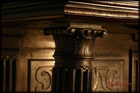 Walnut sideboard – Renaissance – 17ᵗʰ century – Columns with ornamental capitals.