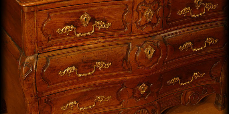 ME003_N01_P1350175 Curved commode four drawers – in walnut – 18ᵗʰ century.