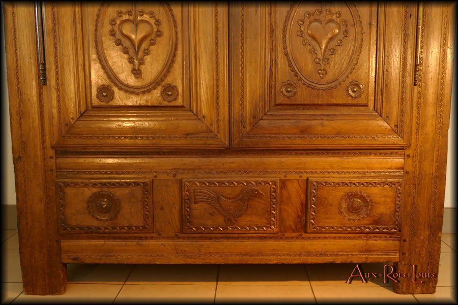 Oak wedding wardrobe – 19ᵗʰ century – Brittany - The three panels below