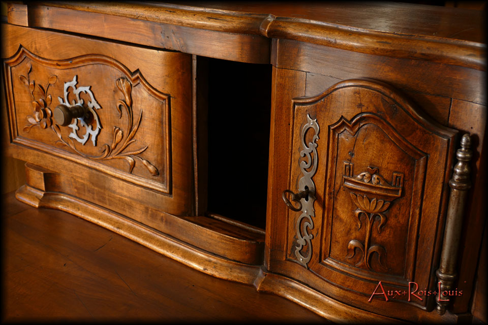 Walnut sideboard with tabernacle – 19ᵗʰ century – Provence