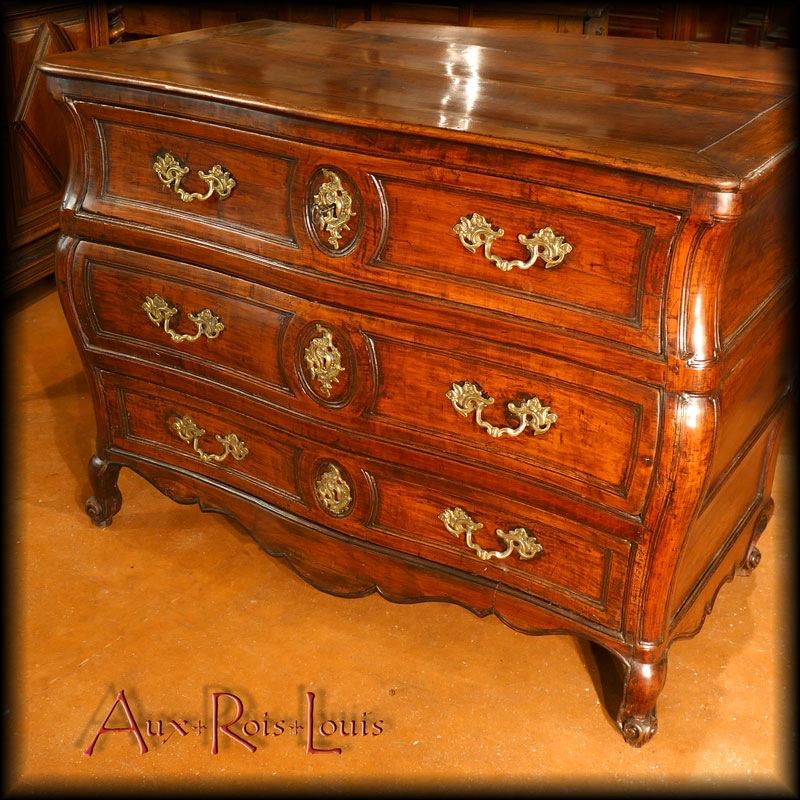 Curved commode in walnut – 18ᵗʰ century – South West France