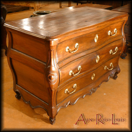 Commode galbée Louis XV en noyer – XVIIIᵉ – Sud Ouest