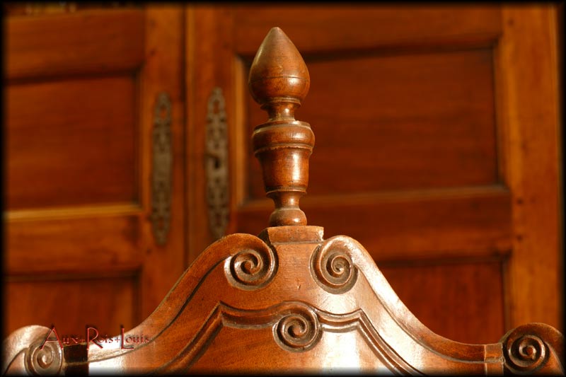 The finely turned wood framework has “candle holder” carvings on top (bobèches).