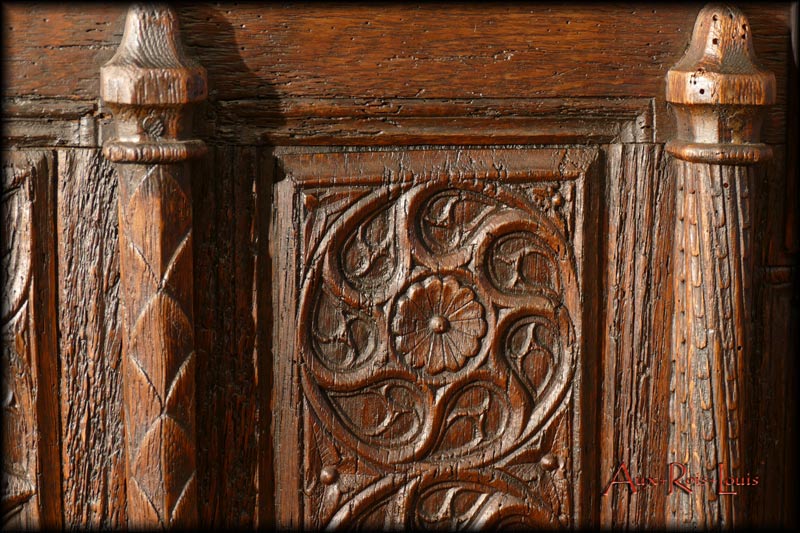 On the front, five panels with “blind windows” are a feature that makes this chest a veritable chef d’œuvre of Flamboyant Gothic style.
