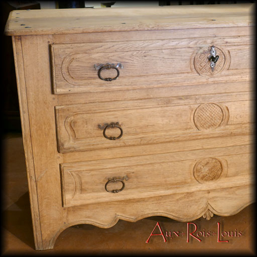 Commode d'art populaire en chêne naturel – XVIIIᵉ siècle – Pyrénées