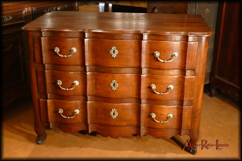 Cherry-wood curved chest of drawers – 18ᵗʰ century – South-West France