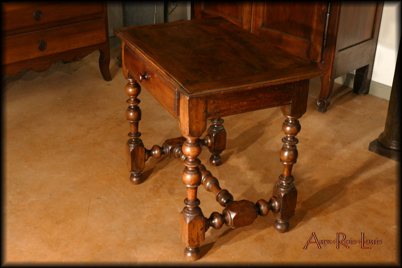Writing table shaped in a quality walnut in a very good state of conservation.