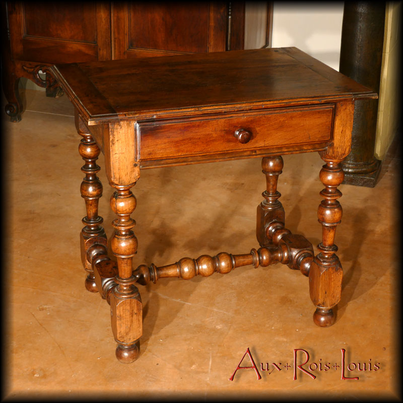 Writing table in walnut – Louis XIV – Périgord