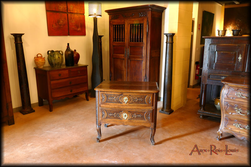 Ce meuble est attachant en raison de ses petites proportions qui lui confère un charme intimiste.