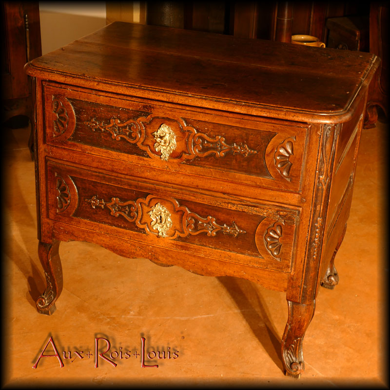 Commode sauteuse en noyer – XVIIIᵉ siècle – Vallée du Rhône