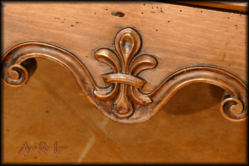 The stylized fleur-de-lis is the hallmark of a command from the nobility.