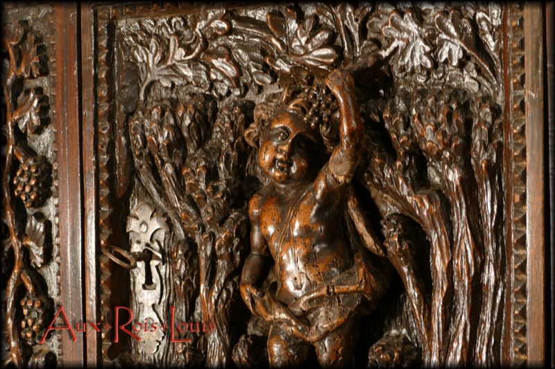 Figure de Bacchus entourée de pampres, prouesse du faiseur d'images de la Renaissance auteur de ce travail.