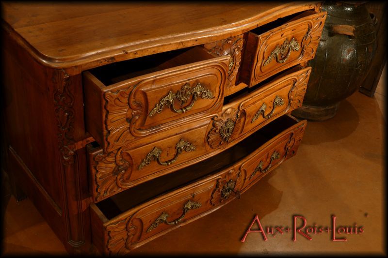 Four generous drawers, two at the top, two at the bottom
