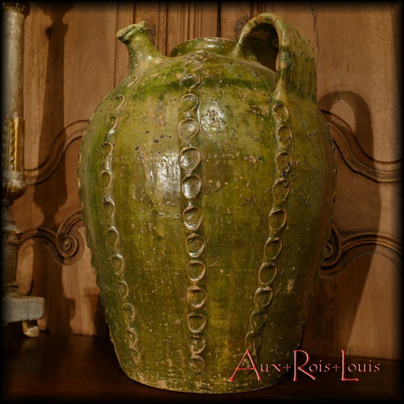 Oval shape and green water glaze of the oil jug