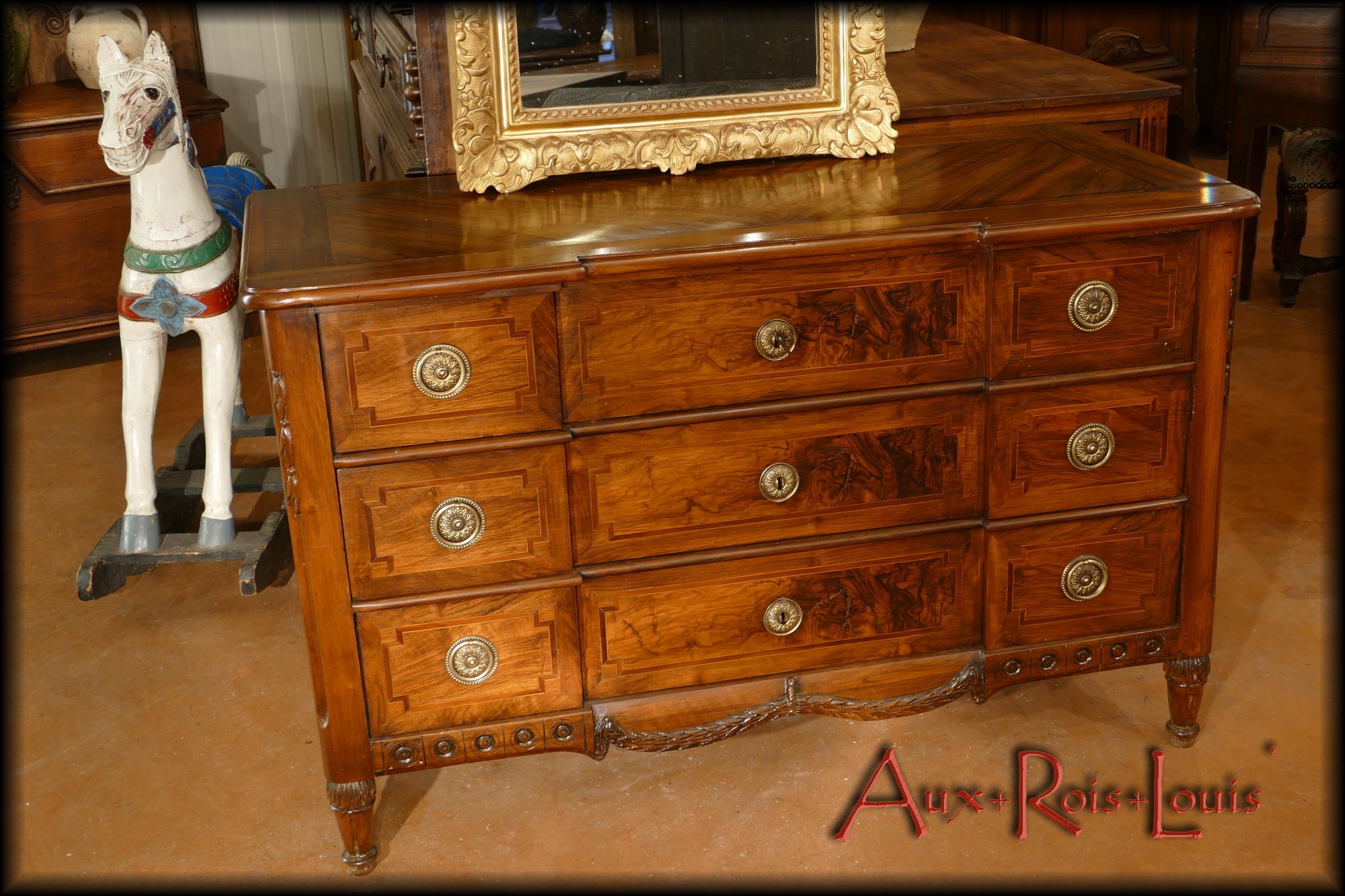 Walnut chest of drawers with clean and slender lines typical of the Louis XVI style