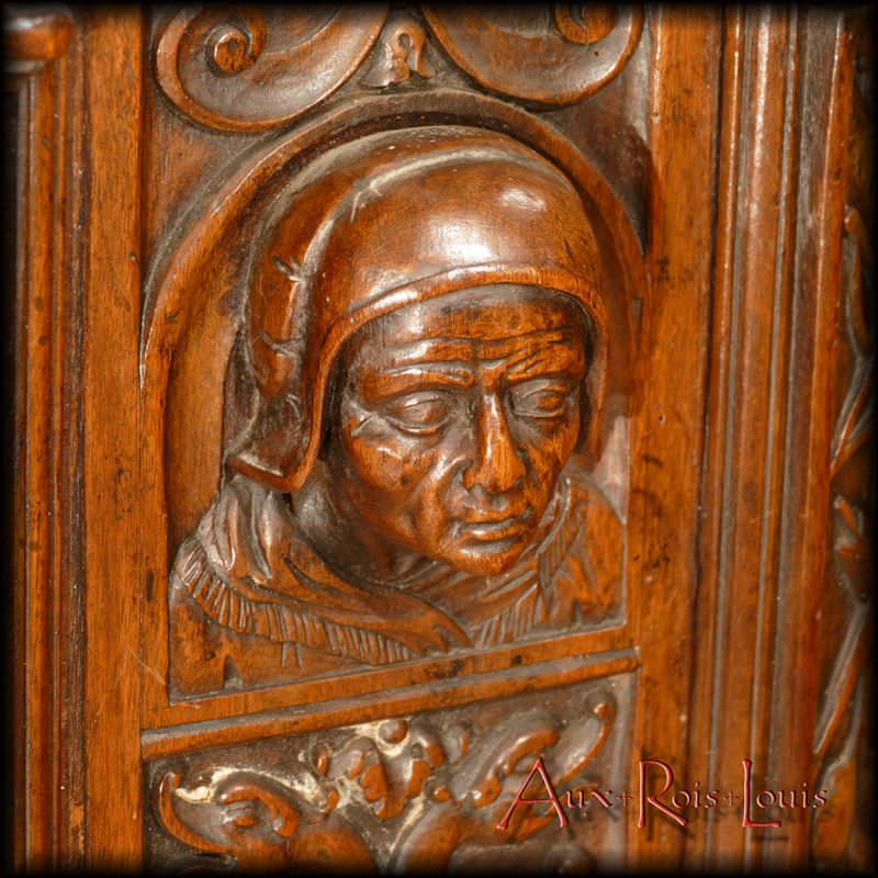 Sur les portes et les côtés, des portraits sculptés représentent les visages des commanditaires de ce dressoir en noyer.