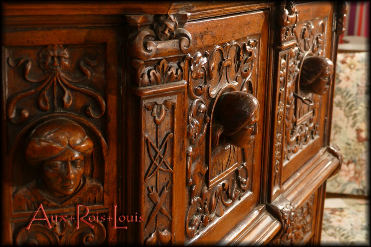 Sur les portes et les côtés, des portraits sculptés représentent les visages des commanditaires de ce dressoir en noyer.