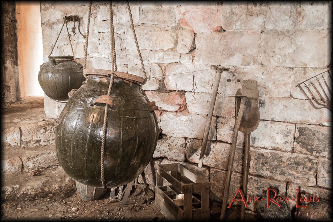 Stored in cellars or cluzeaux of mills and large houses, these jars called mélards made it possible to keep “above ground”, to prevent any penetration of humidity, the reserves of walnut oil used for lighting the buildings. Photo: Claude MANGIN.