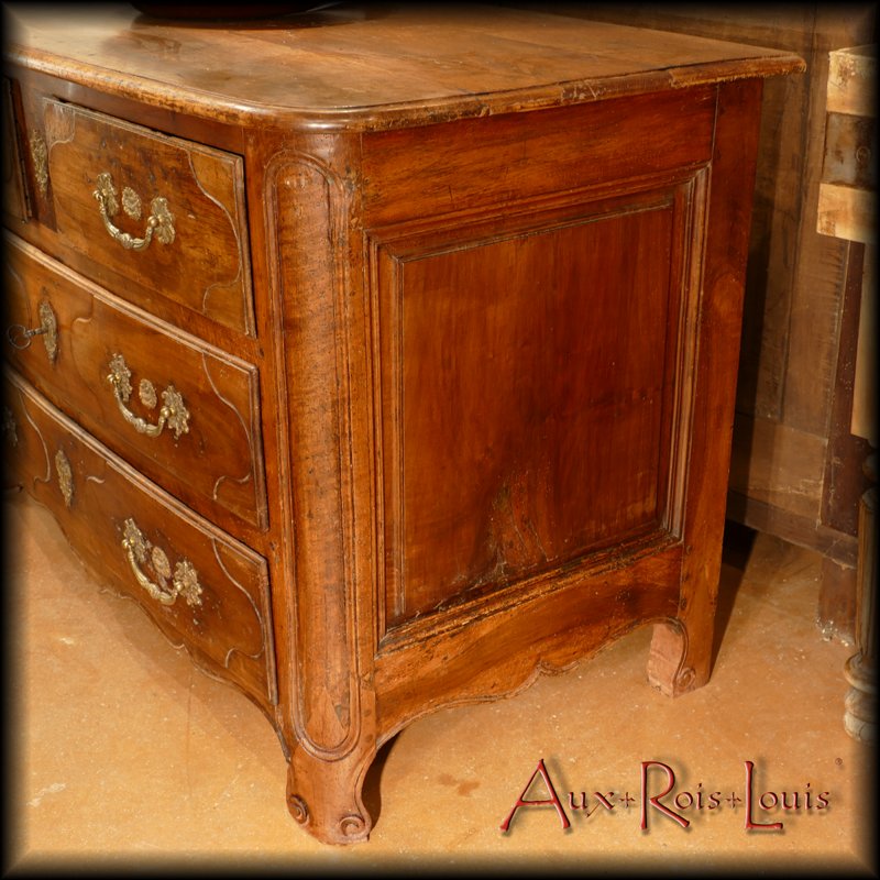 This chest of drawers has a robust structure typical of the Louis XIV style.