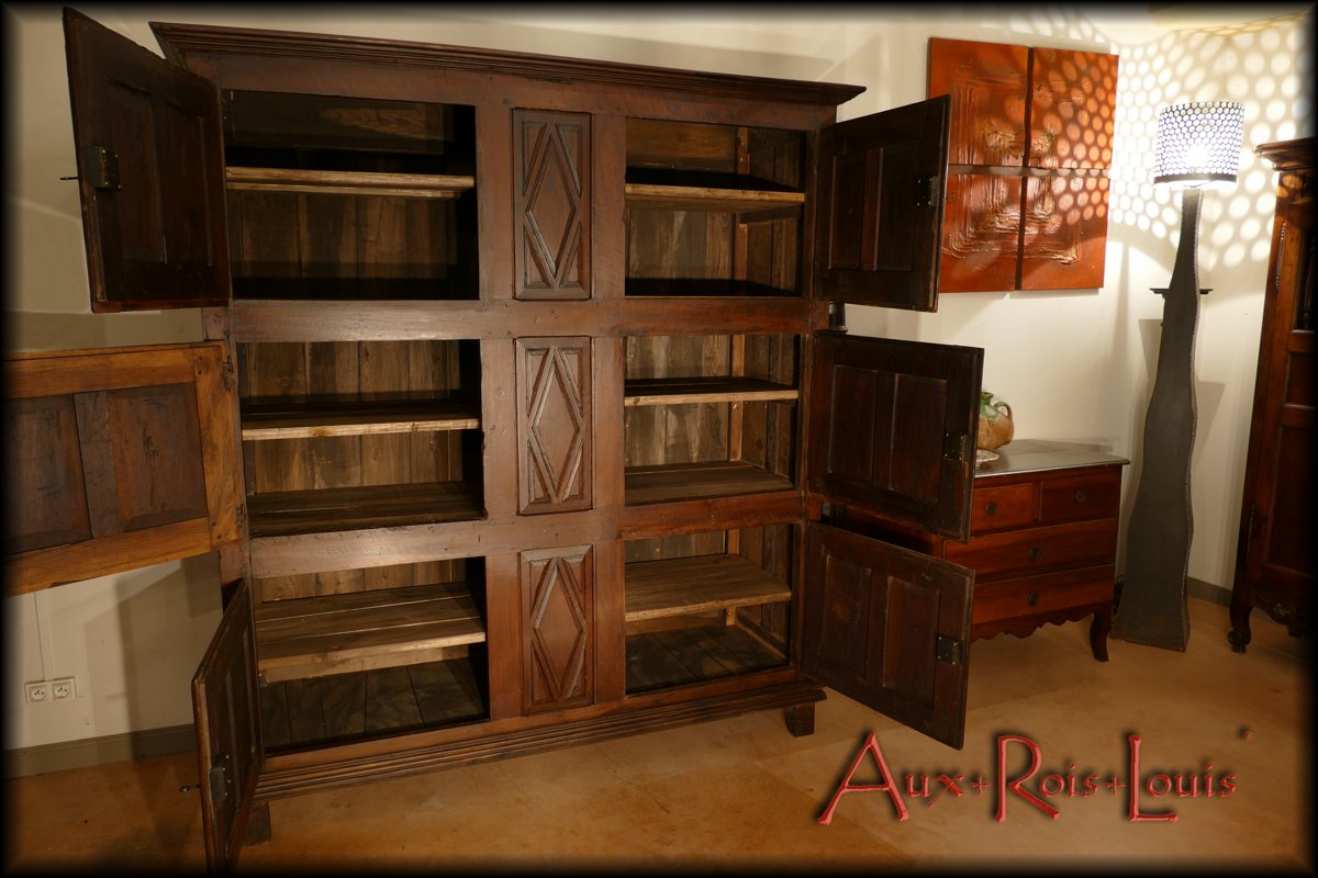 Vast possibility of storage in this cupboard with six doors, originally ordered for the needs of the office of a noble house or a castle of Périgord.