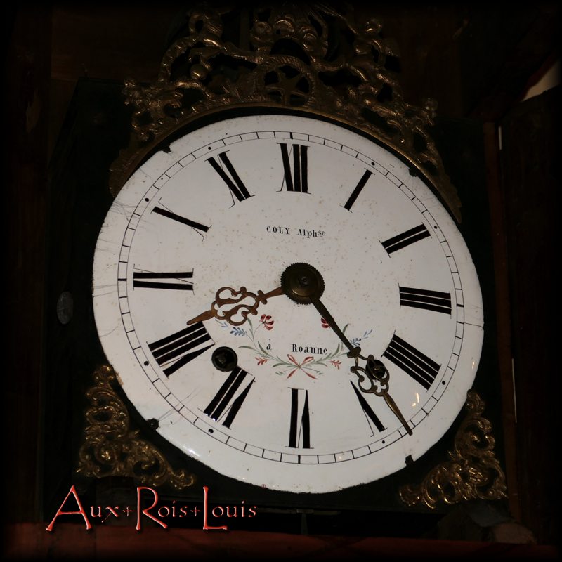 L'horloger et l'atelier sont mentionnés sur le cadran en tôle émaillée : COLY Alphonse / à Roanne