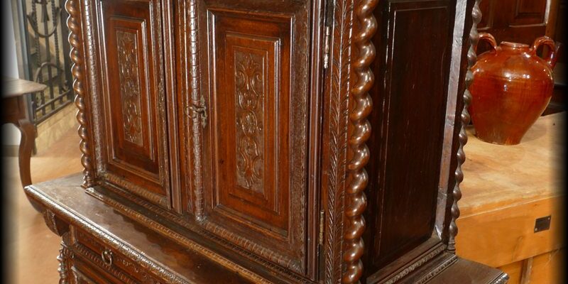 Twisted columns on the front and on the sides. It is the withdrawal of the upper body compared to the lower body that is worth to this sideboard the qualifier of narrowed.