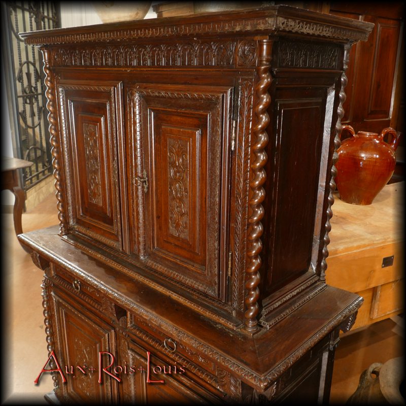 Twisted columns on the front and on the sides. It is the withdrawal of the upper body compared to the lower body that is worth to this sideboard the qualifier of narrowed.