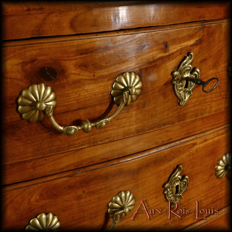 The keyholes and the original bronze handles illuminate this pretty little piece of furniture which finds its place of choice here and there, everywhere.