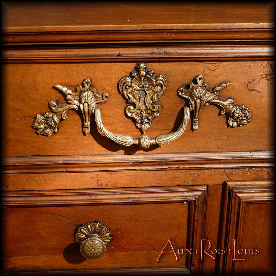 The beautiful bronze handles are of floral inspiration.