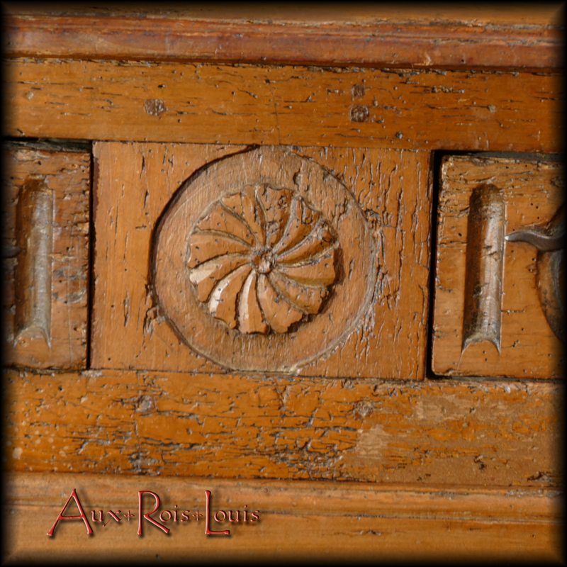 Motif floral en spirale, signature du menuisier en meuble auteur de ce confiturier.