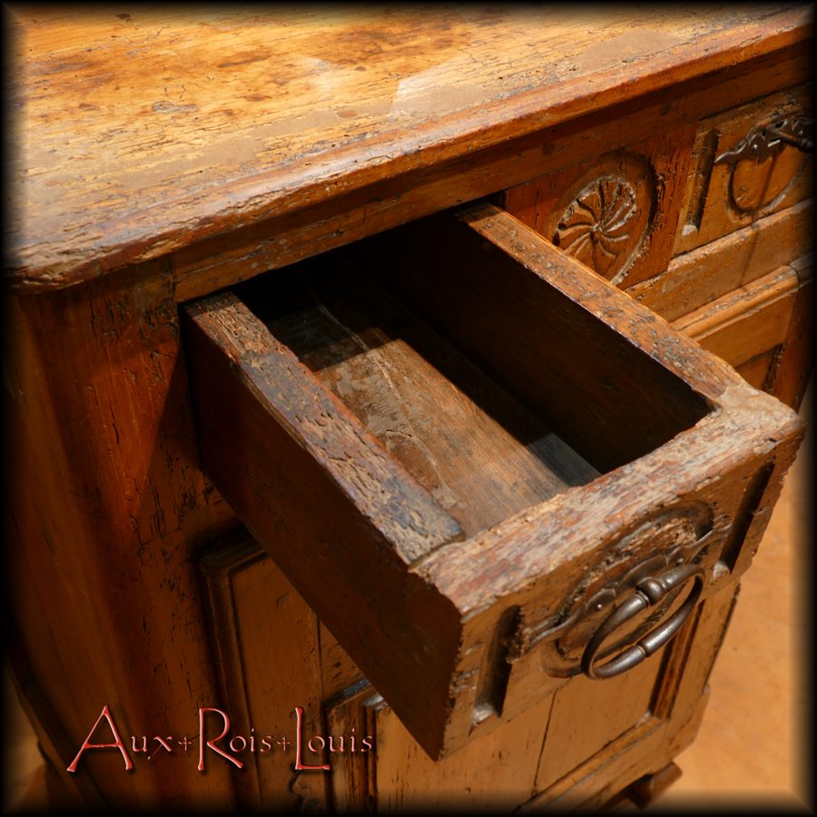 The thick uprights on the sides of the drawers give this confiturier a rustic peasant charm.
