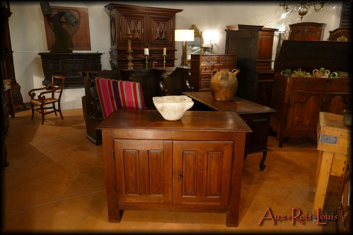 Since the chest of drawers did not yet exist in the 17ᵗʰ century, given its cozy dimensions and impeccable finishes, one can imagine that this small sideboard was ordered for a lady's bedroom.