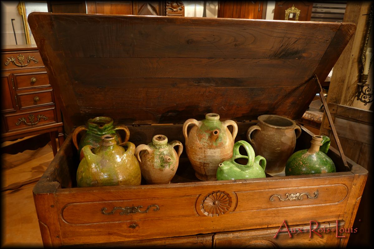 Once opened, this piece of furniture constitutes a pleasant display for old pottery which is there sheltered and enhanced.