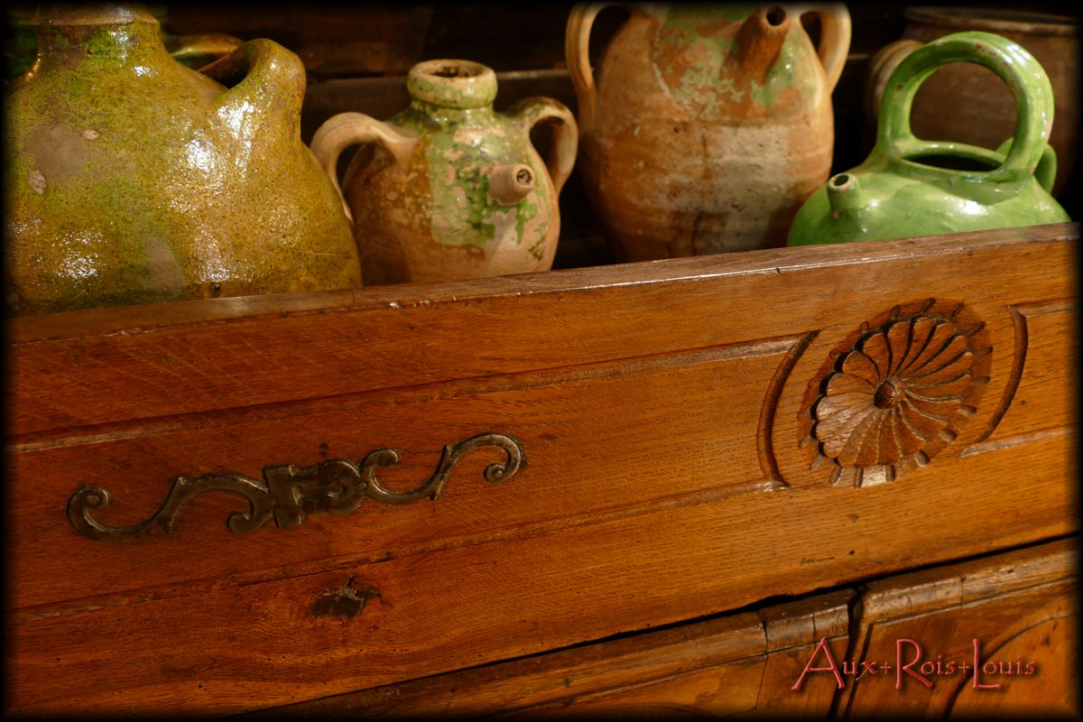 Two sculpted rosettes mark the center of the top and bottom rails.