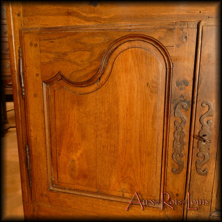 The door panels are decorated with moldings with semicircular and pointed movements.