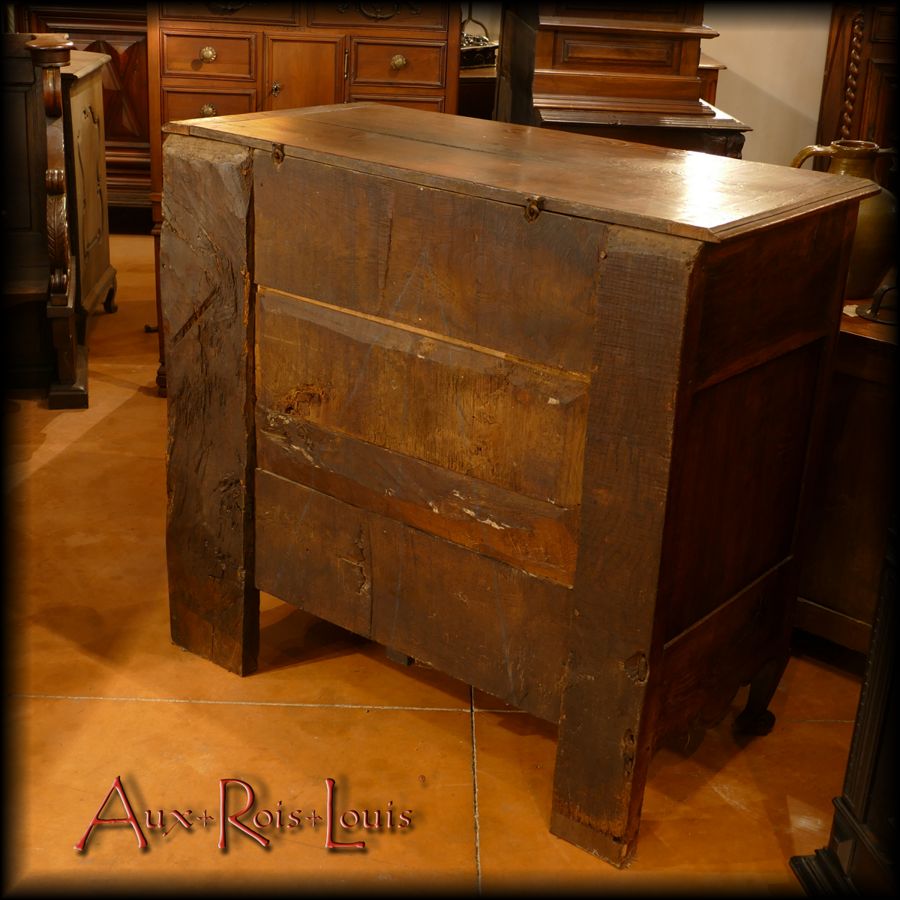 Behind, you note the thick planks of raw oak that have been dried for a long time in the attic of a Périgord farm.